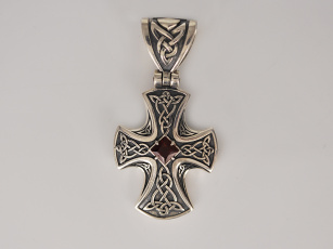 Кельтский крест с гранатом