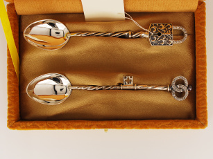 Свадебный набор серебряных ложек "Ключик - Замочек" в футляре