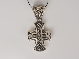 Кельтский крест с гранатом